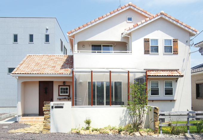 奥さまの夢を叶えたプロヴァンス風の外観 陶器瓦と白い塗り壁の経年変化が楽しみ イエタテ