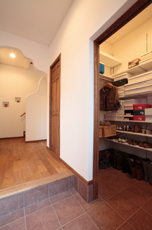 奥様の大好きな靴もたくさん収納できる玄関納戸 イエタテ