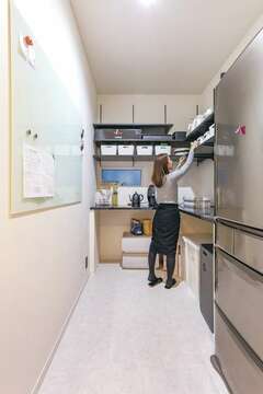 明るいリビング パントリーへは２方向からの動線を用意 イエタテ