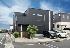 ブラウンの外壁が印象的 サッシは 黒やこげ茶ではなく あえてゴールドをチョイス イエタテ