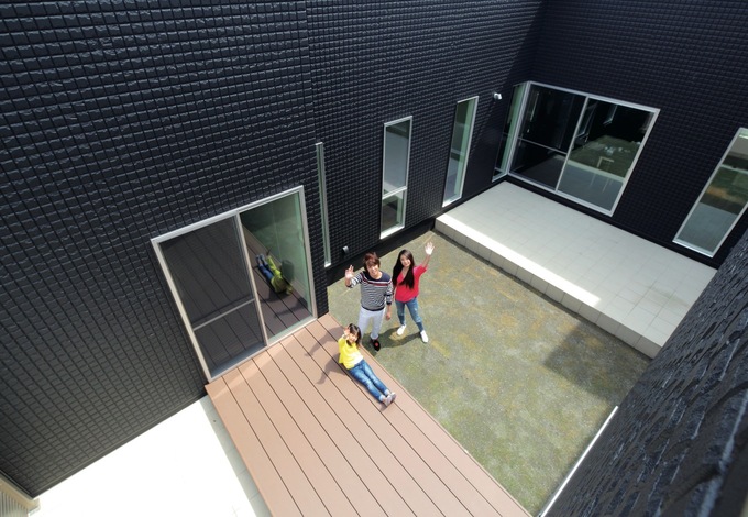 外からは見えない中庭はなんと約25畳もの広さ 光と風を室内に届けると同時に ウォーターガーデンのせせらぎを聞きながら星空を楽しむことも イエ