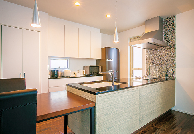 宙に浮かぶようなデザインが美しいオリジナルキッチン Regalo 天板は黒御影石 水栓金具はイタリア製 イエタテ