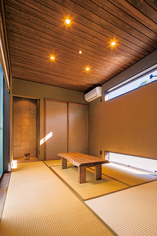 客間として使う和室 天井にシダー 床の間にタイルを張った 壁は調湿 消臭効果の高い薩摩中霧島壁 イエタテ