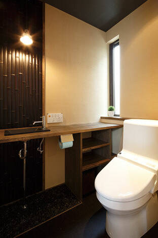 トイレには割竹と玉砂利 和の落ち着きで満たされた イエタテ