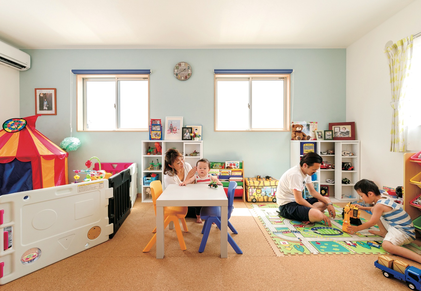 男の子二人の子ども部屋は 家族揃って遊べる大空間 シンメトリーなつくりで 入口ドアや窓 クローゼットも仲良く二つずつ 将来は希望に応じて二部