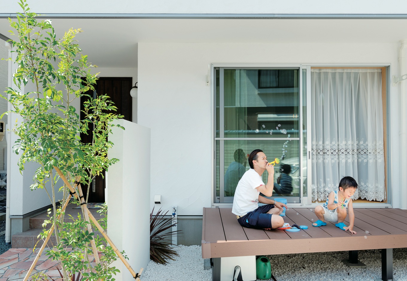 リビングから続くウッドデッキ 大きなバルコニーの下にあるので 日中の強い陽射しも避けられ 小雨の日でもお子さんの遊び場に イエタテ