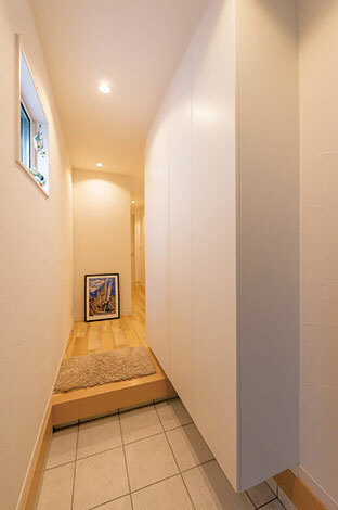 奥行きのある玄関 街中にあるにも関わらず狭さを感じさせない イエタテ