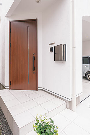 玄関は角を利用して斜めに イエタテ