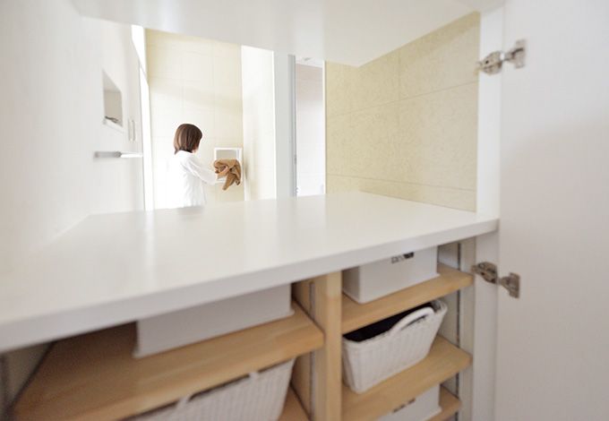 脱衣所で脱いだ服を壁に開けた穴に落とすと 洗濯 物干 しスペースのボックスの中へ 脱衣所の収納は廊下側から