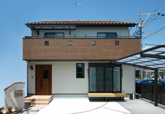 南欧風のナチュラルな印象のファサード プライバシーに配慮した玄関への長いアプローチもお洒落 イエタテ