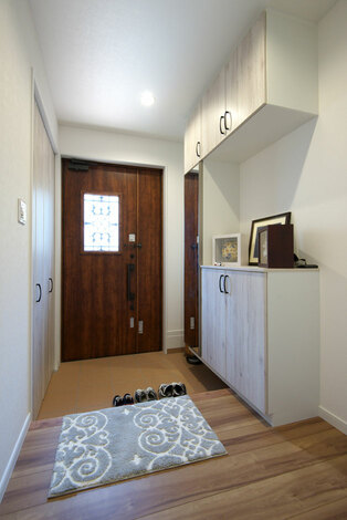 シューズクロークには壁と同じ白い扉を付けて 玄関ホールはすっきりとした印象に イエタテ