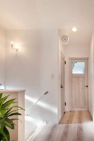 奥さまがセレクトしたおしゃれな雑貨と照明が似合う2階ホール 建具や取手などのディテールにまで住まい手のセンスとこだわりを感じ イエタテ