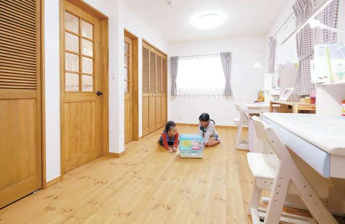 将来2つに区切る予定で設計した子ども部屋 窓もドアもクローゼットも全部2つずつ イエタテ