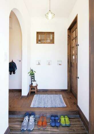 機能的なシューズクロークを備えた玄関 スキップフロアの小窓からパパが おかえり イエタテ