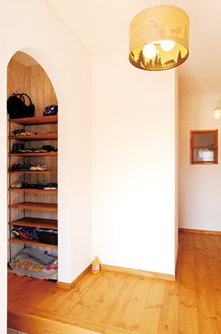 玄関横のクローゼット アーチの壁からチラリと見えるおしゃれなクローゼット 収納するもの