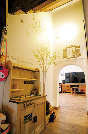 クローバーハウス【子育て、収納力、趣味】階段下の遊び場は、お気に入りのウォールシールを貼って華やかに