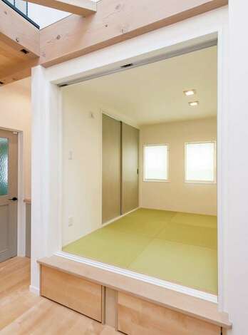 リビングの一角にある和室は 小上がり 引き出し収納付き イエタテ