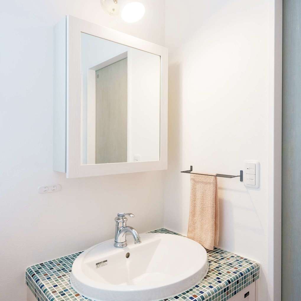 モザイクタイルがかわいい洗面台 清潔感溢れる空間 イエタテ