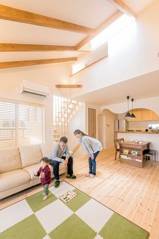 2階にあるため 勾配天井で開放感抜群のリビングが可能に 日中は階段や小屋裏上部のトップライトから光が差し込む明るい空間 見せ梁も奥さまお気に