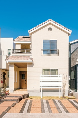 南欧風のナチュラルな印象のファサード プライバシーに配慮した玄関への長いアプローチもお洒落 イエタテ