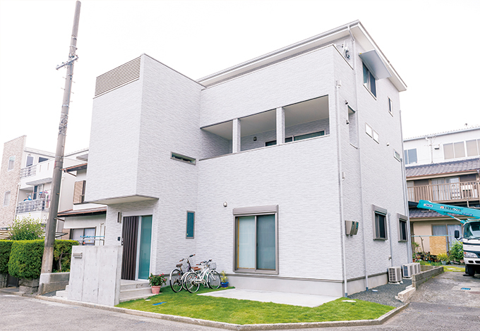 明るい白をチョイスした外観 玄関上部の横スリット窓やインナーバルコニーも表情を添える イエタテ