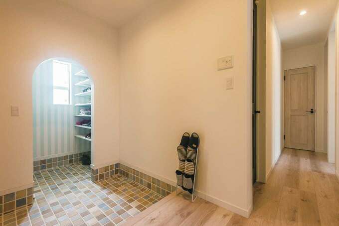 玄関ホールのシューズクローゼットも壁をアーチにしてかわいらしい雰囲気に 床のタイルで個性を演出 イエタテ