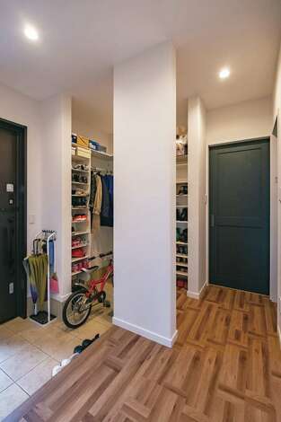 双子用ベビーカーや子ども用自転車もスッポリ収納できる玄関クローク イエタテ