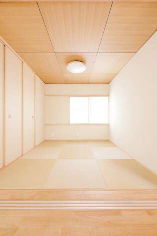 天井にタモ材を使った和室 3連の襖はご主人のこだわり 北面の美しい景色を楽しむために窓を大きめにとった イエタテ