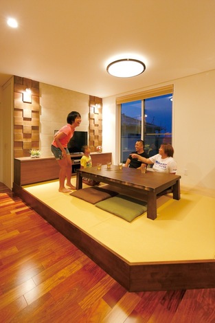 ソファで暮らした経験がなく ゴロンと横になりたいので リビングは畳敷きに 小上がりにしたことで キッチンとゆるやかにゾーニングされ メリハリ