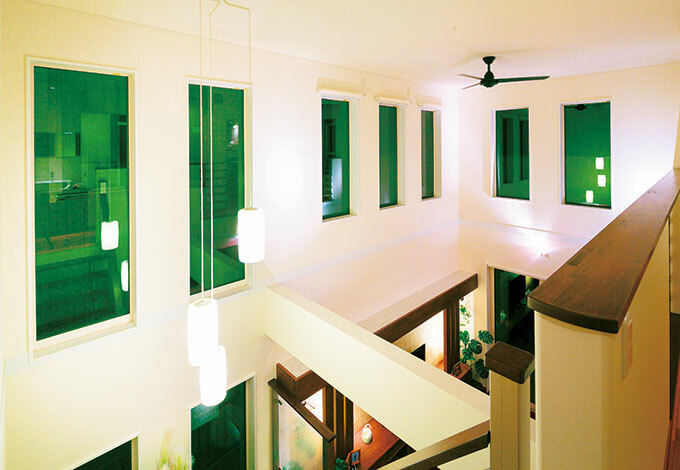 美しくラインがそろった吹抜けの窓 リビング 和室 キッチンから見える七色の景色に癒される イエタテ