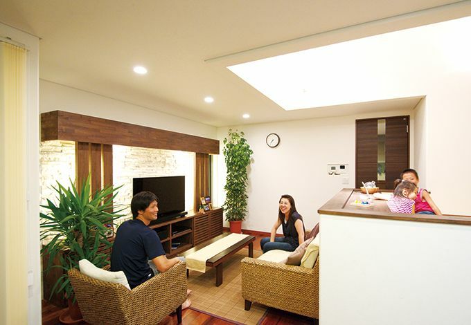 石貼りのテレビステーションが 団らんに上質なくつろぎを添える 縦へ横へと伸びる開放的な空間が広がるが 穏やかに空間の役割が分けられているので