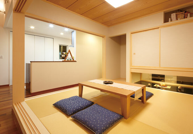 リビングの一角にある小上がりの和室はふすまで間仕切りもok 吊押し入れのfixがホールを明るく照らす イエタテ