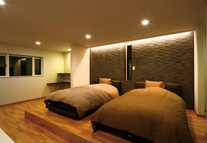 ホテルライクな主寝室 ステップを設けたことでよりラグジュアリーな雰囲気に 左奥に見えるのはpcコーナー イエタテ