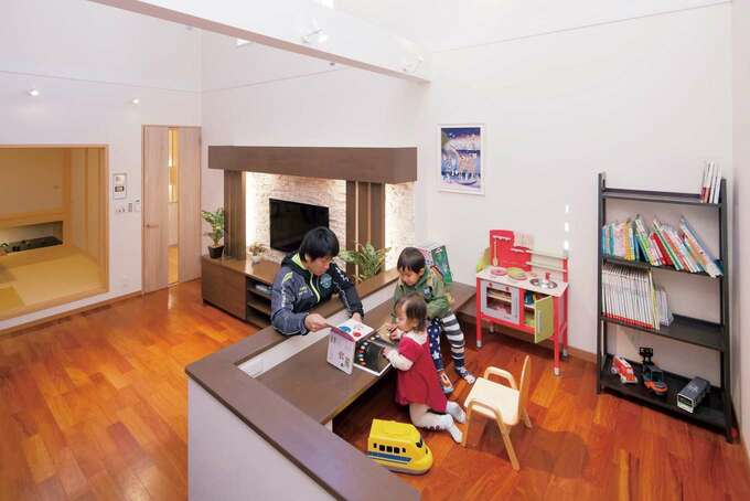 リビングの一角に設けたスキップフロアのキッズスペース 情操心理学上 子どもと同じ目線で話すのはとても大切なことで アリアンス の施主さんの