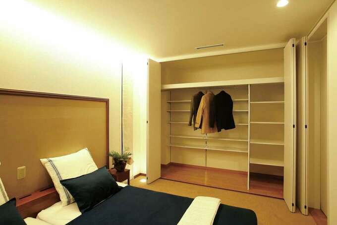 頭と足元に間接照明を採用したやすらぎの主寝室 奥行きの深いウォークインクローゼット 標準 パウダーコーナー 書斎も完備 イエタテ
