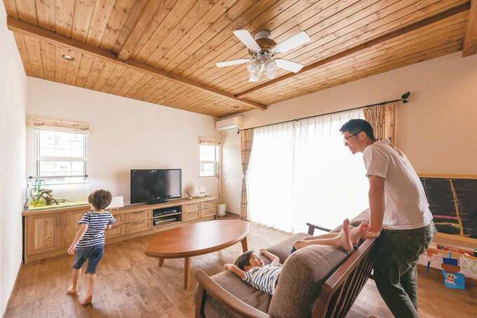 Kitol のおしゃれな造作家具や照明でコーディネートされた心地いいリビング 育ち盛りの子どもたちが素足で家中を走り回る イエタテ