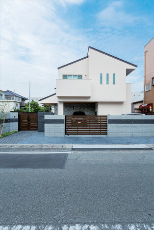 2階建てだが３階建てに匹敵する高さで ２階の居室は勾配天井になっている 塀の黒いボーダーラインは天然石 イエタテ