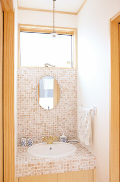 ２階ホールの洗面台もご主人がdiy 長女を寝かしつけたあとの歯磨きはもちろん バルコニーの掃除にも活躍 イエタテ