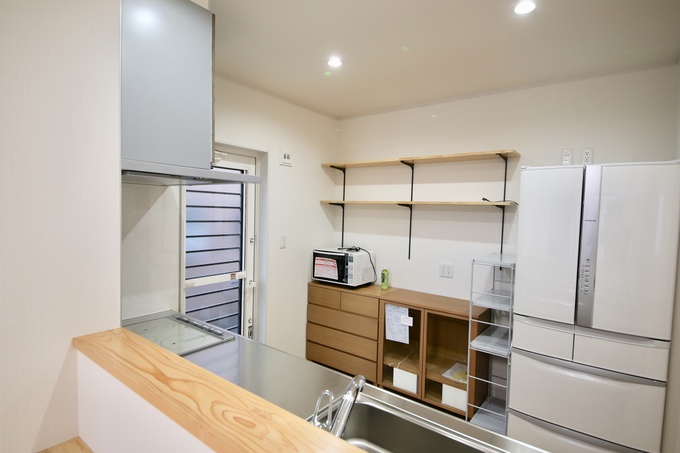 キッチン背面には高さを変えられる棚を設置し 十分な収納スペースを設けた Ihヒーターの採用で掃除も簡単に イエタテ