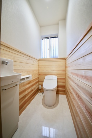 トイレの腰壁も杉の無垢板に 水回りへの無垢材の使用は同社の提案 こういった心遣いが嬉しい イエタテ