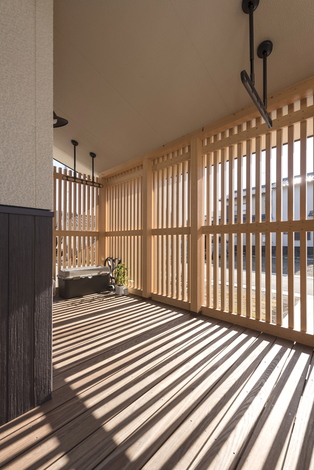 キッチンからつながるウッドデッキは洗濯物を干したり 休日にバーベキューを楽しんだり 格子は見た目がおしゃれなだけでなく 通行人の視線を遮る効