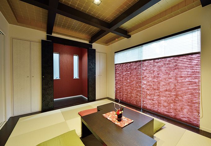 赤と黒のコントラスト 壁や襖に見える水紋模様 そして天井に施された金彩 和室はご主人の要望を元に