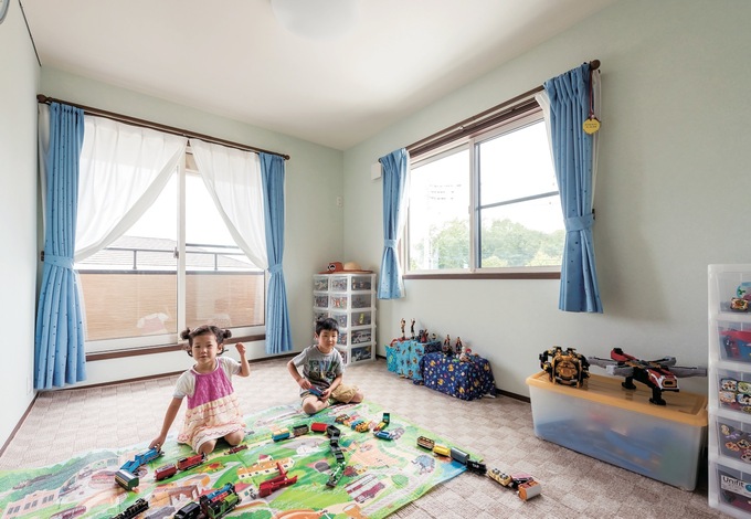 クロスやフローリングは他の部屋と統一し カーテンを差し色にした子ども部屋 個室ができて 大好きなおもちゃ遊びに夢中になることも イエタテ