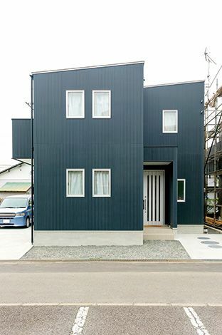 外壁の種類も豊富 シックな紺色の防火サイディン グはご主人のチョイス イエタテ