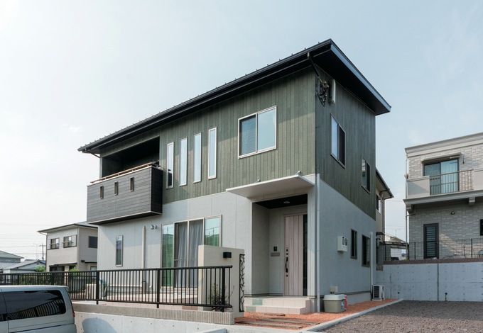 1階はコンクリートの打ちっ放しのように 2階はモスグリーンの木調に 2種類のサイディングの組み合わせは 夫婦の意見をミックスしたもの イエタ