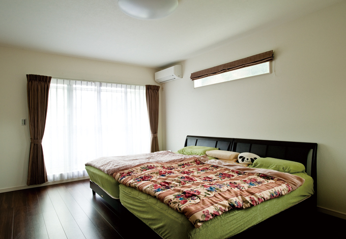 約4畳のウォークインクローゼットがついた寝室は濃い色の床材で落ち着いた印象 イエタテ