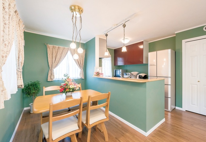 対面キッチンで 小さな子どもの様子を見ながらゆったりと料理ができるように オール電化を採用しており 照明もすべてledに イエタテ