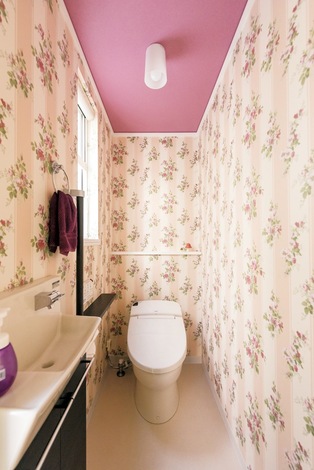 輸入住宅らしさあふれるクロスが素敵なトイレ イエタテ