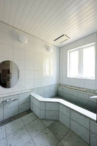 温泉を引いた浴室には十和田石を使用 湯を張ると美しい緑色に イエタテ