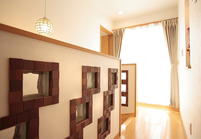 元々は階段の明かり取りにと壁に入れたガラスブロックに手作りの味をプラス ご主人の要望で何かデザインをということになり モザイクタイルで囲んで